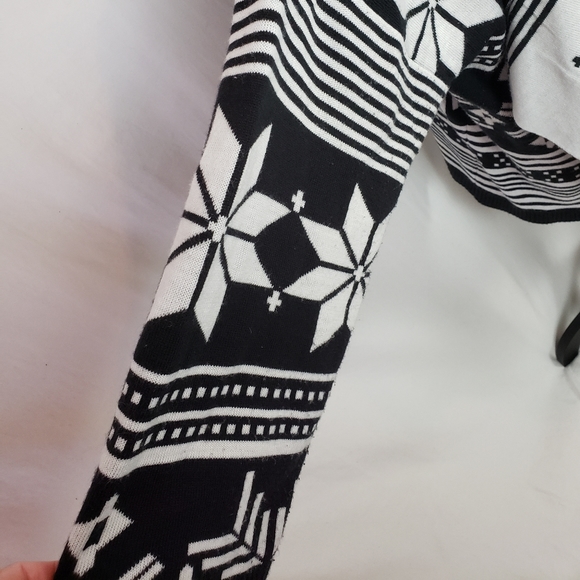 Black and White Winter Theme Coat Wrap - Picture 3 of 7